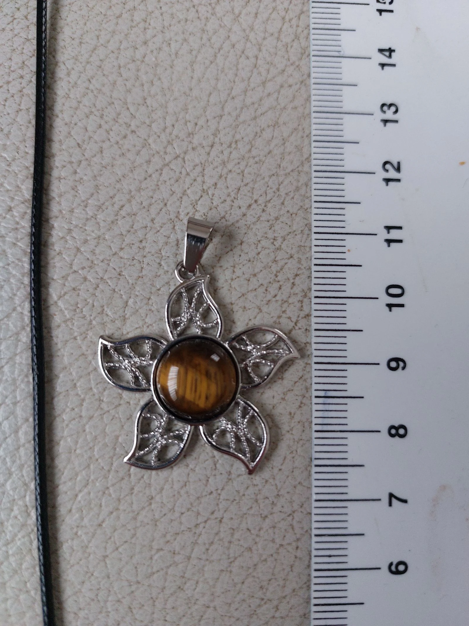Prachtige bloem hanger met tijgeroog